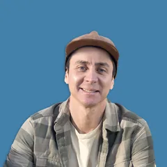 Retrato de David Ávila con gorra café