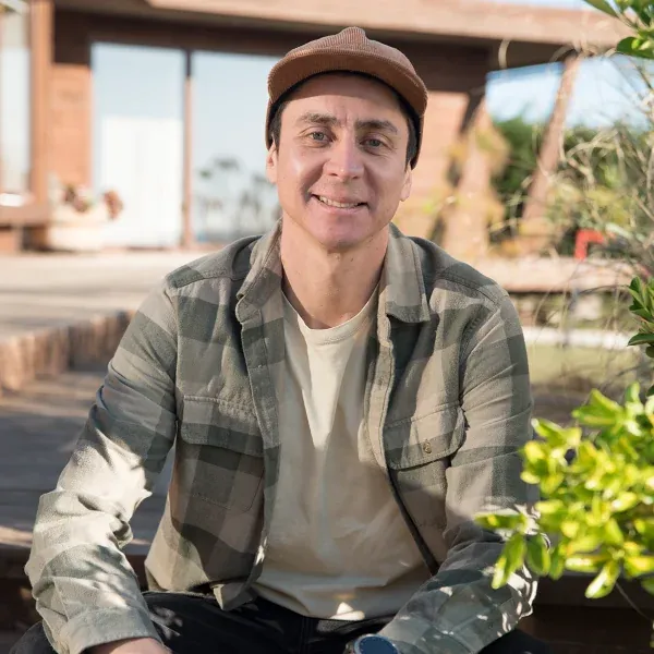 David Ávila sentado al aire libre, sonriendo